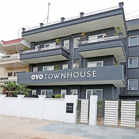 Отель Oyo Townhouse 018 Medanta Гургаон Экстерьер фото